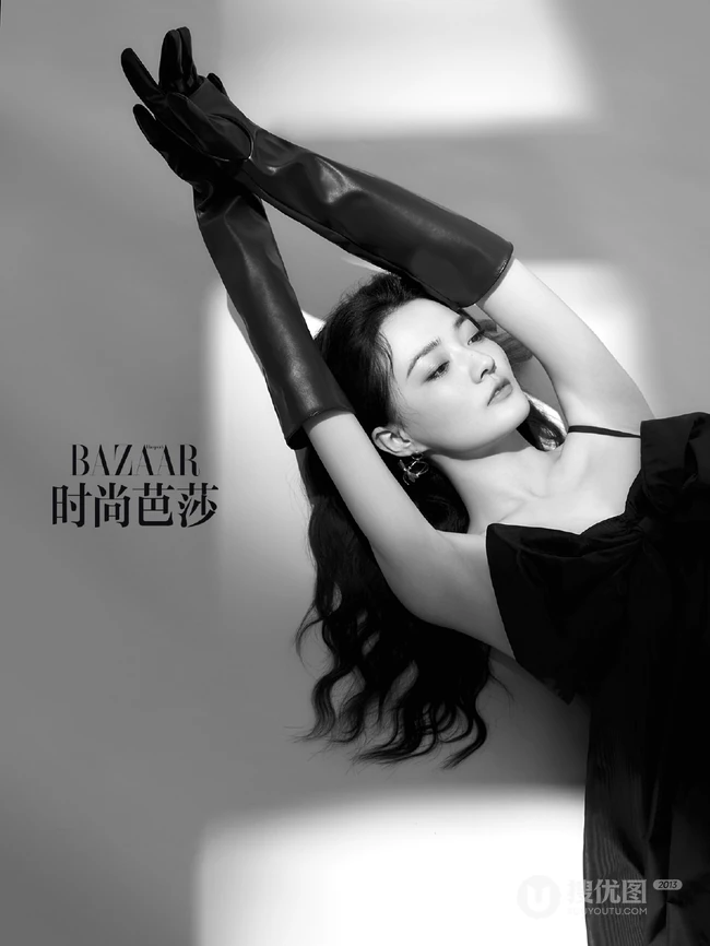 徐璐时尚芭莎杂志黑白写真，雀斑妆，卷发发型，做五彩斑斓的自己
