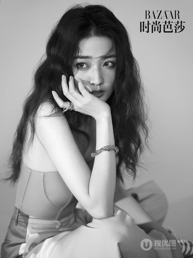 徐璐时尚芭莎杂志黑白写真，雀斑妆，卷发发型，做五彩斑斓的自己
