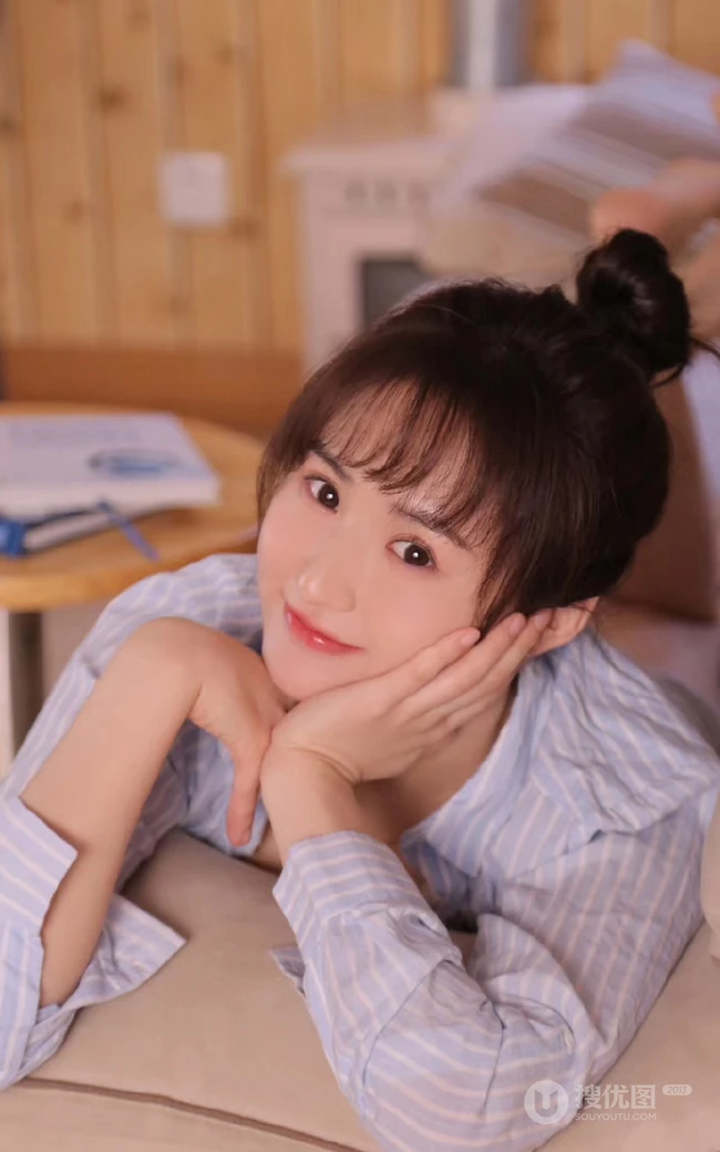 稚气未脱可爱气质可爱少女多套服饰居家清新灵动大胆写真图片