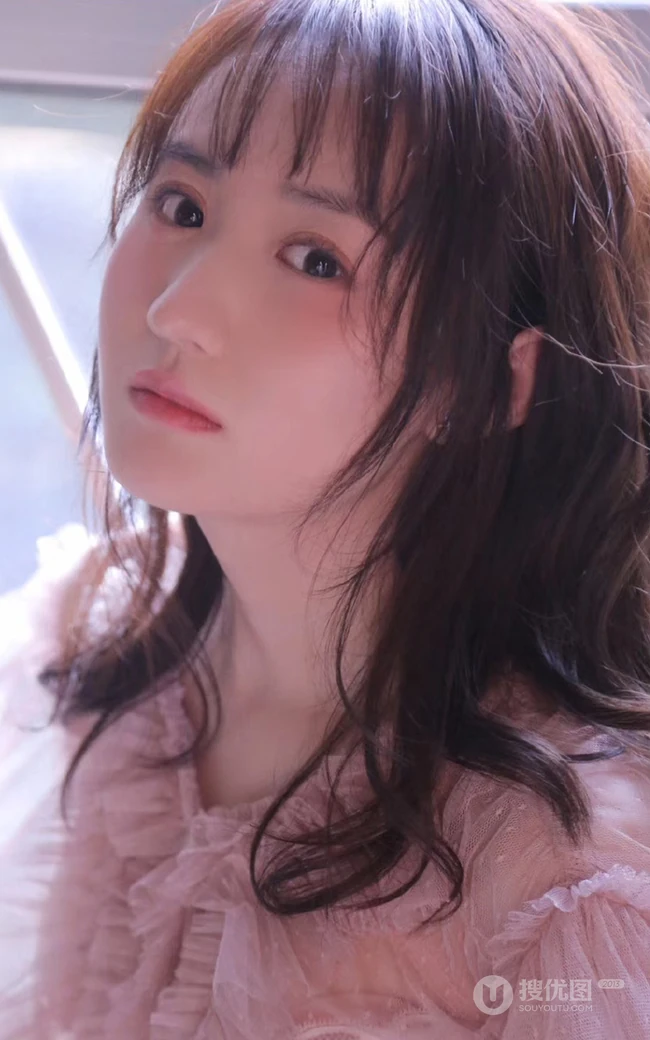 稚气未脱可爱气质可爱少女多套服饰居家清新灵动大胆写真图片