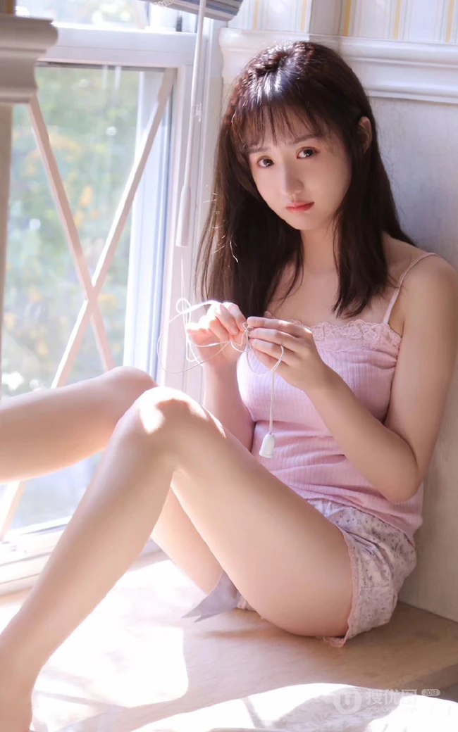 稚气未脱可爱气质可爱少女多套服饰居家清新灵动大胆写真图片