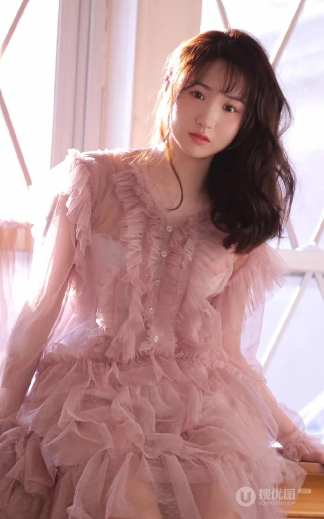 稚气未脱可爱气质可爱少女多套服饰居家清新灵动大胆写真图片