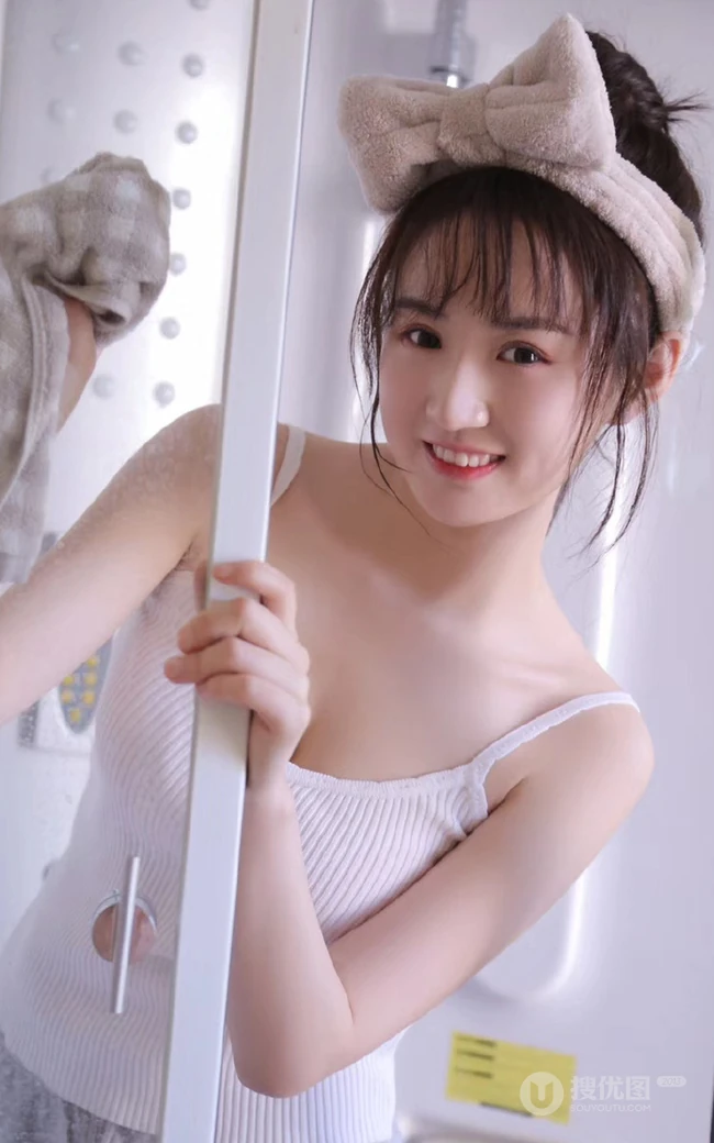 稚气未脱可爱气质可爱少女多套服饰居家清新灵动大胆写真图片