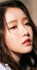 姜贞羽竖纹衬衫搭配肩带小黑裙唯美写真图片