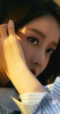 姜贞羽竖纹衬衫搭配肩带小黑裙唯美写真图片