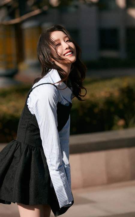 姜贞羽竖纹衬衫搭配肩带小黑裙唯美写真图片