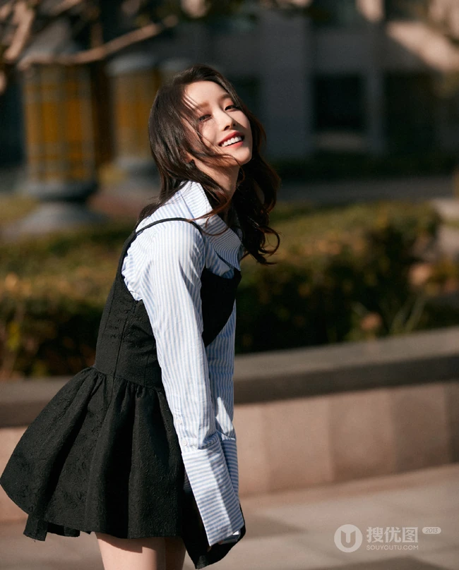 姜贞羽竖纹衬衫搭配肩带小黑裙唯美写真图片
