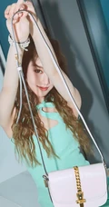 云南籍女生歌手姜贞羽清新自然薄荷绿连衣裙写真美照