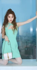 云南籍女生歌手姜贞羽清新自然薄荷绿连衣裙写真美照