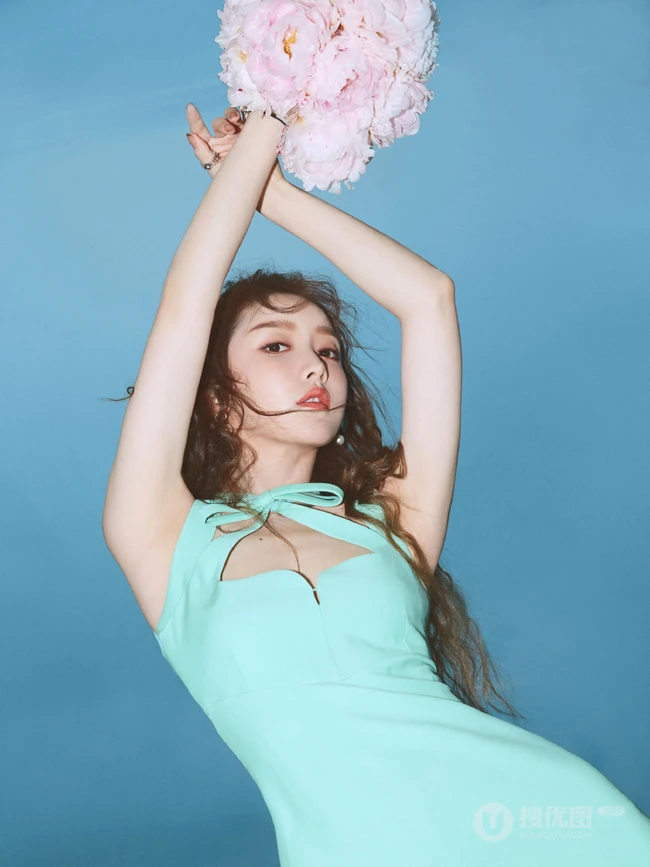 云南籍女生歌手姜贞羽清新自然薄荷绿连衣裙写真美照