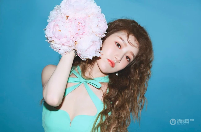 云南籍女生歌手姜贞羽清新自然薄荷绿连衣裙写真美照
