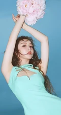 云南籍女生歌手姜贞羽清新自然薄荷绿连衣裙写真美照