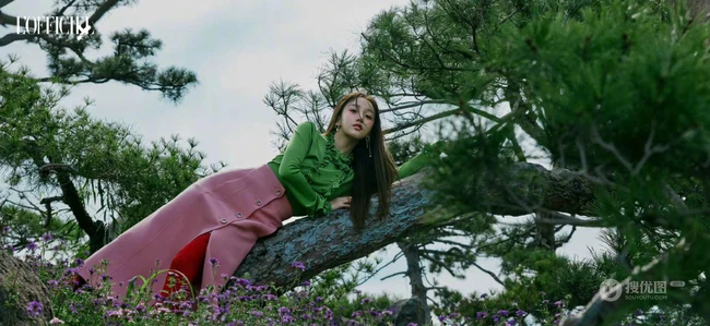 姜贞羽户外森系写真登某杂志图片