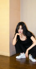 杨幂的亚洲蹲！杨幂亚洲蹲俏皮可爱写真图片