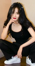 杨幂的亚洲蹲！杨幂亚洲蹲俏皮可爱写真图片