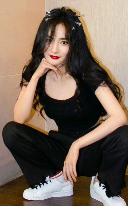 杨幂的亚洲蹲！杨幂亚洲蹲俏皮可爱写真图片