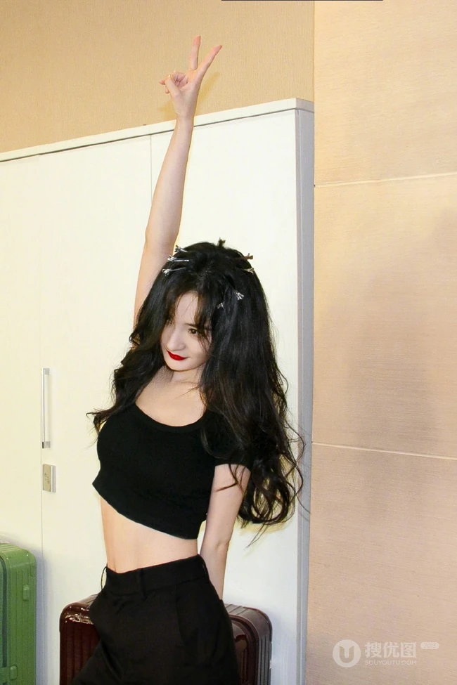 杨幂的亚洲蹲！杨幂亚洲蹲俏皮可爱写真图片