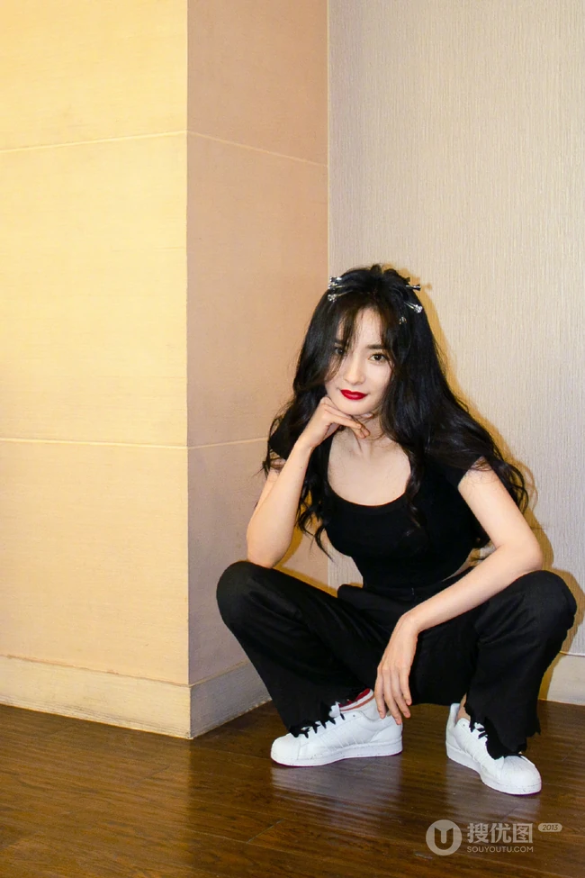 杨幂的亚洲蹲！杨幂亚洲蹲俏皮可爱写真图片