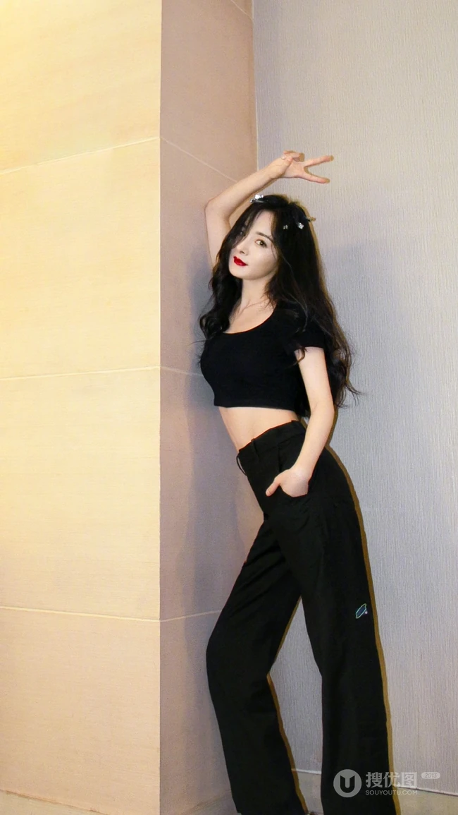 杨幂的亚洲蹲！杨幂亚洲蹲俏皮可爱写真图片