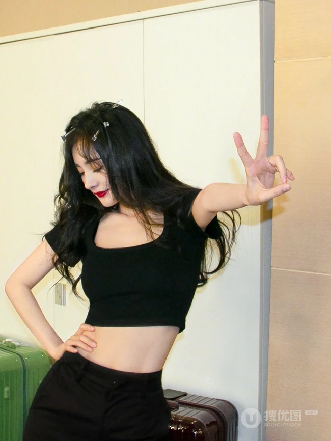 杨幂的亚洲蹲！杨幂亚洲蹲俏皮可爱写真图片