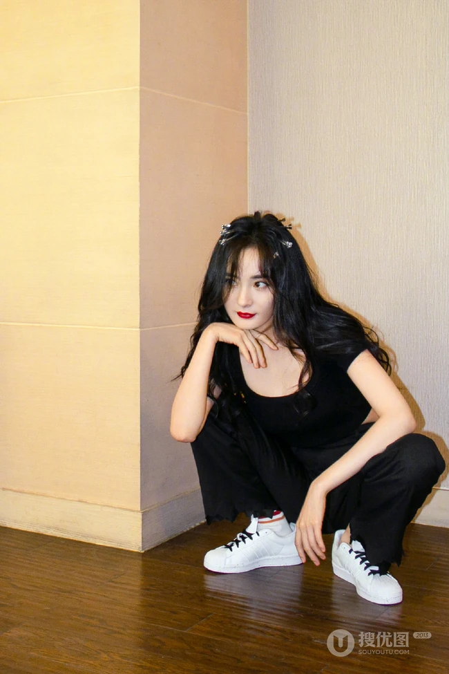 杨幂的亚洲蹲！杨幂亚洲蹲俏皮可爱写真图片