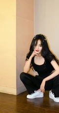 杨幂的亚洲蹲！杨幂亚洲蹲俏皮可爱写真图片