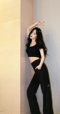 杨幂的亚洲蹲！杨幂亚洲蹲俏皮可爱写真图片