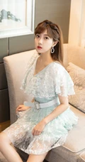 女生歌手李艺彤清新夏日蕾丝连衣短裙沙发写真