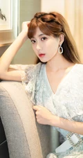 女生歌手李艺彤清新夏日蕾丝连衣短裙沙发写真