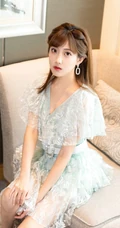 女生歌手李艺彤清新夏日蕾丝连衣短裙沙发写真