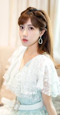 女生歌手李艺彤清新夏日蕾丝连衣短裙沙发写真