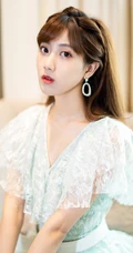 女生歌手李艺彤清新夏日蕾丝连衣短裙沙发写真