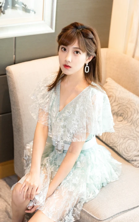 女生歌手李艺彤清新夏日蕾丝连衣短裙沙发写真