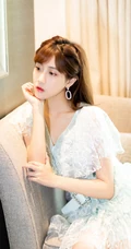 女生歌手李艺彤清新夏日蕾丝连衣短裙沙发写真