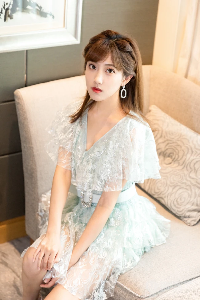 女生歌手李艺彤清新夏日蕾丝连衣短裙沙发写真