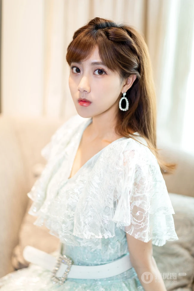 女生歌手李艺彤清新夏日蕾丝连衣短裙沙发写真