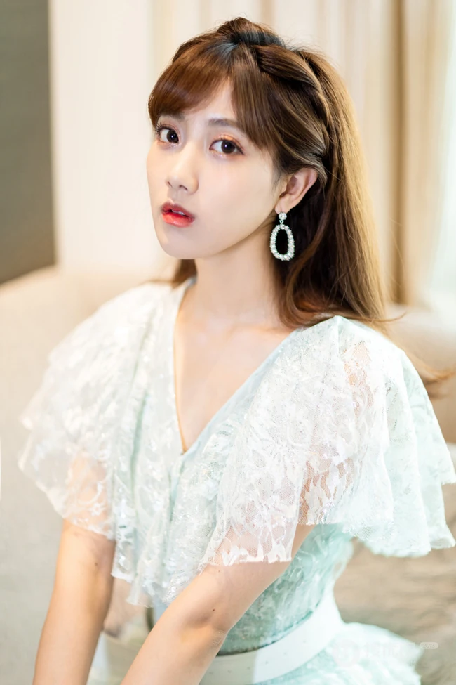 女生歌手李艺彤清新夏日蕾丝连衣短裙沙发写真