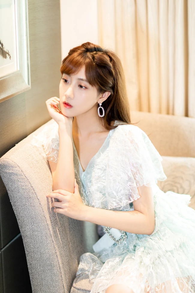 女生歌手李艺彤清新夏日蕾丝连衣短裙沙发写真