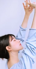赵露思甜美好看写真，清爽休闲T恤着身，简洁干净又清新