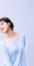 赵露思甜美好看写真，清爽休闲T恤着身，简洁干净又清新