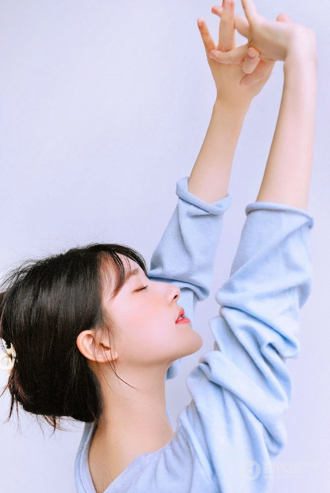 赵露思甜美好看写真，清爽休闲T恤着身，简洁干净又清新