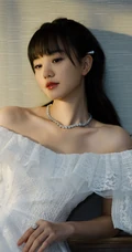 胡意旋气质甜美礼裙白裙着身显动人气质线条沙发写真图片