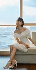 胡意旋气质甜美礼裙白裙着身显动人气质线条沙发写真图片