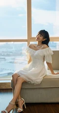 胡意旋气质甜美礼裙白裙着身显动人气质线条沙发写真图片