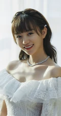 胡意旋气质甜美礼裙白裙着身显动人气质线条沙发写真图片