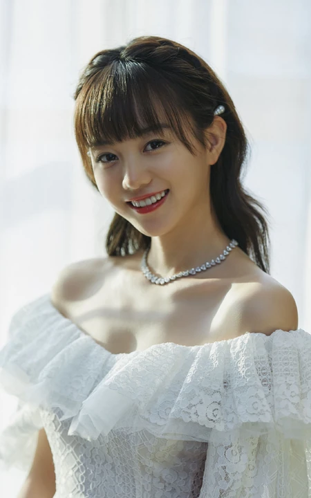 胡意旋气质甜美礼裙白裙着身显动人气质线条沙发写真图片
