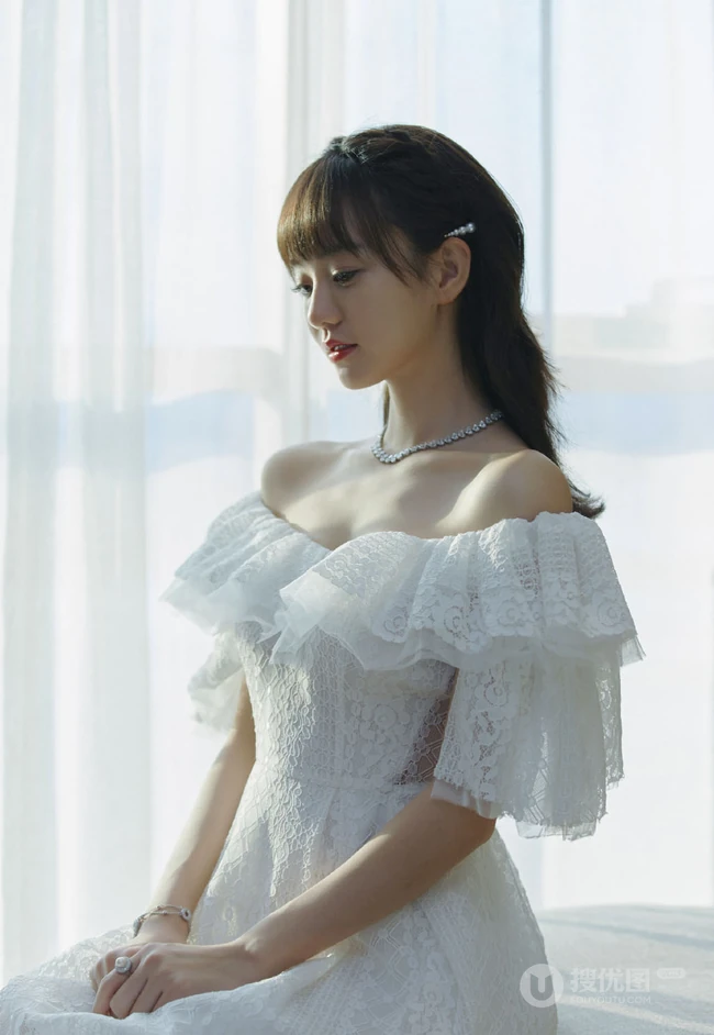 胡意旋气质甜美礼裙白裙着身显动人气质线条沙发写真图片