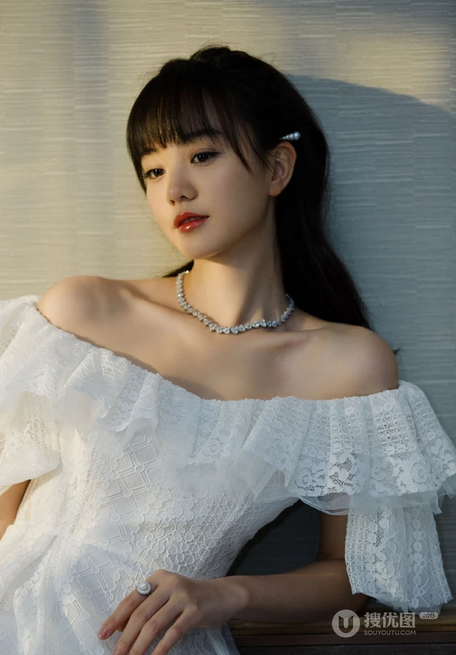 胡意旋气质甜美礼裙白裙着身显动人气质线条沙发写真图片