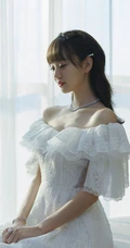 胡意旋气质甜美礼裙白裙着身显动人气质线条沙发写真图片
