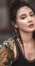 彭小苒迷彩衣，紧身背心，工装裤酷美工厂风写真图片